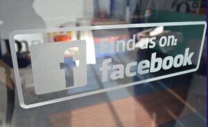 Adesivo Find Us On Facebook per vetrina